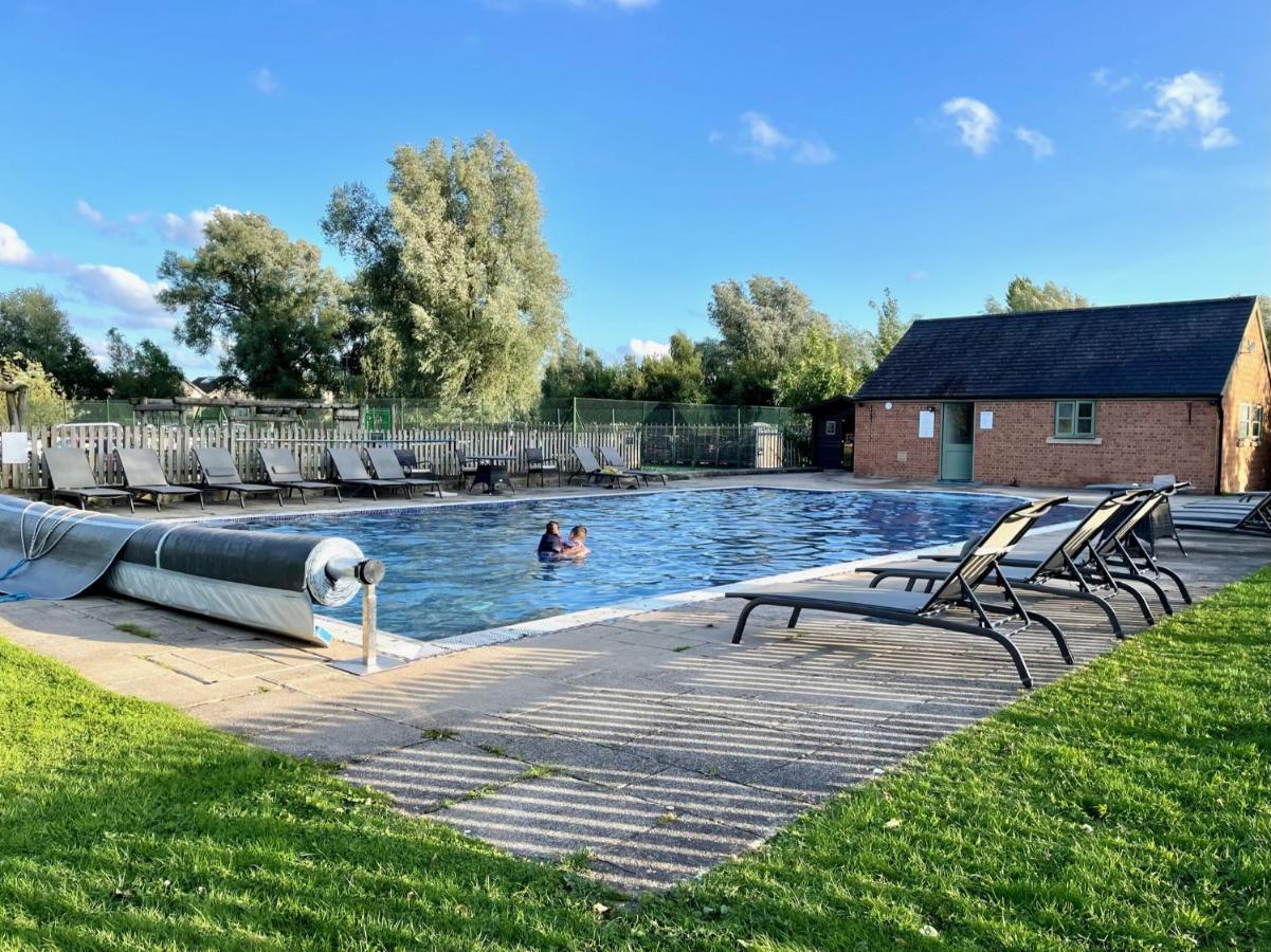 Cosy Cotswold Lodge By Your Home Here - Summer Sale For 3 Plus Nights - Ideal For Families With Log-Burner, Spa, Private Parking And Heated Swimming Pools Ashton Keynes Extérieur photo