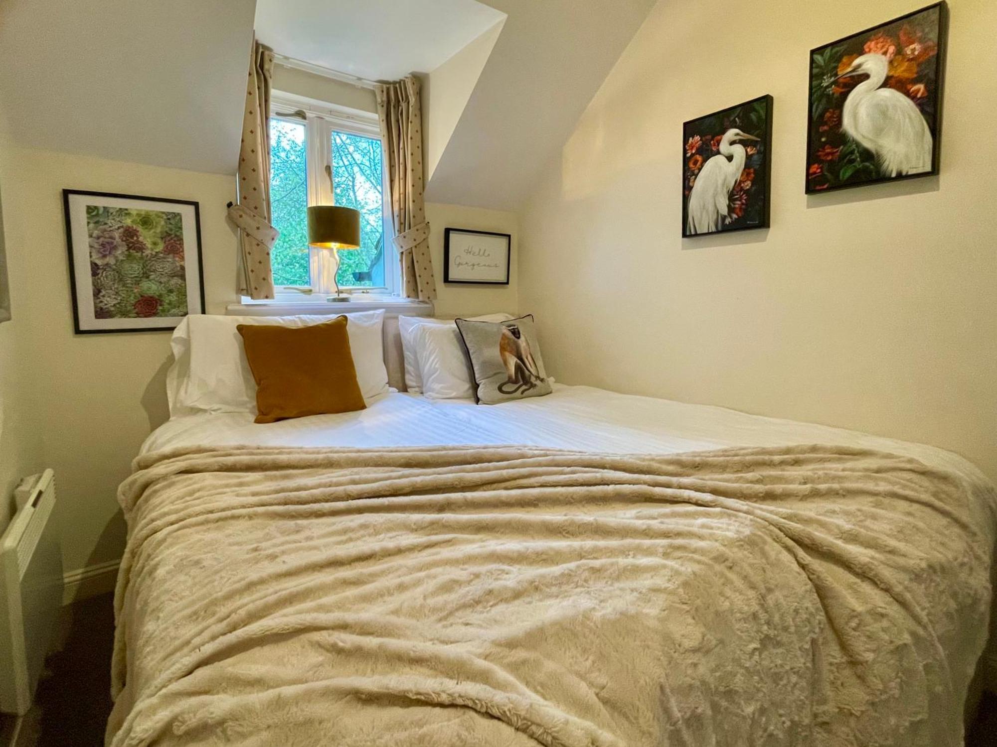 Cosy Cotswold Lodge By Your Home Here - Summer Sale For 3 Plus Nights - Ideal For Families With Log-Burner, Spa, Private Parking And Heated Swimming Pools Ashton Keynes Extérieur photo