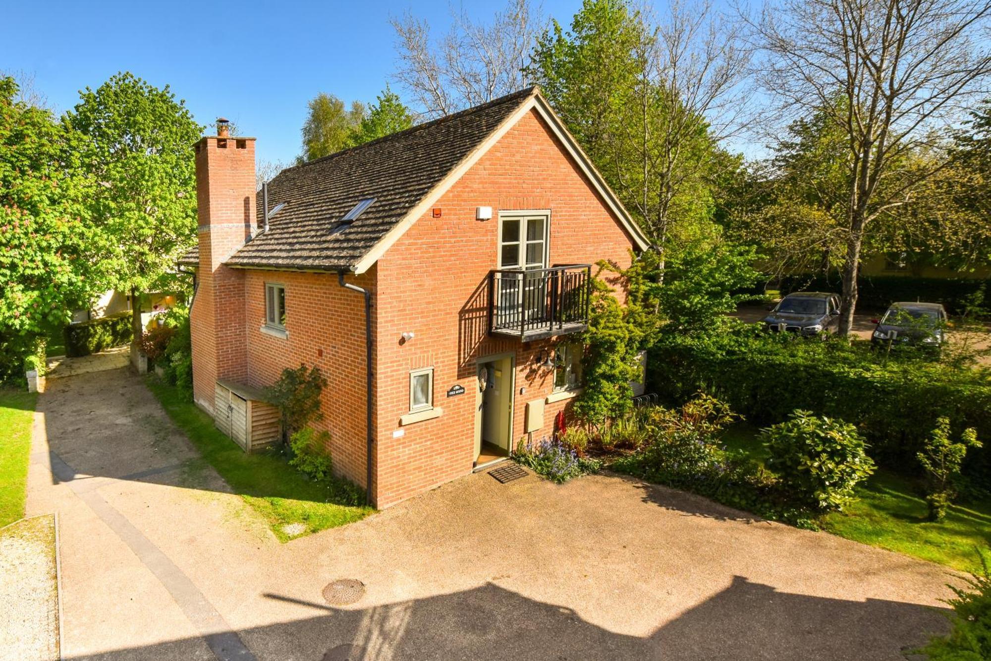 Cosy Cotswold Lodge By Your Home Here - Summer Sale For 3 Plus Nights - Ideal For Families With Log-Burner, Spa, Private Parking And Heated Swimming Pools Ashton Keynes Extérieur photo
