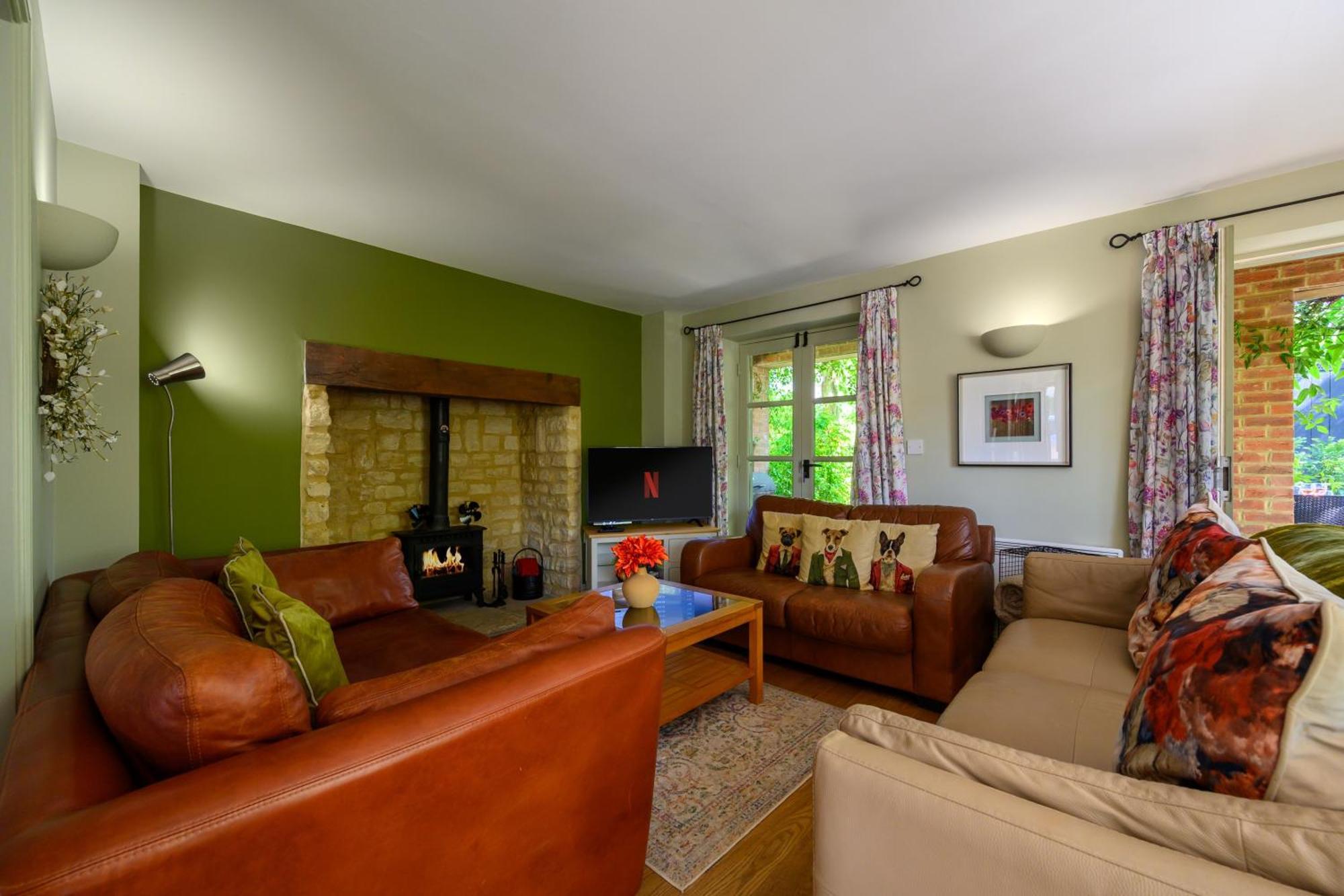 Cosy Cotswold Lodge By Your Home Here - Summer Sale For 3 Plus Nights - Ideal For Families With Log-Burner, Spa, Private Parking And Heated Swimming Pools Ashton Keynes Extérieur photo