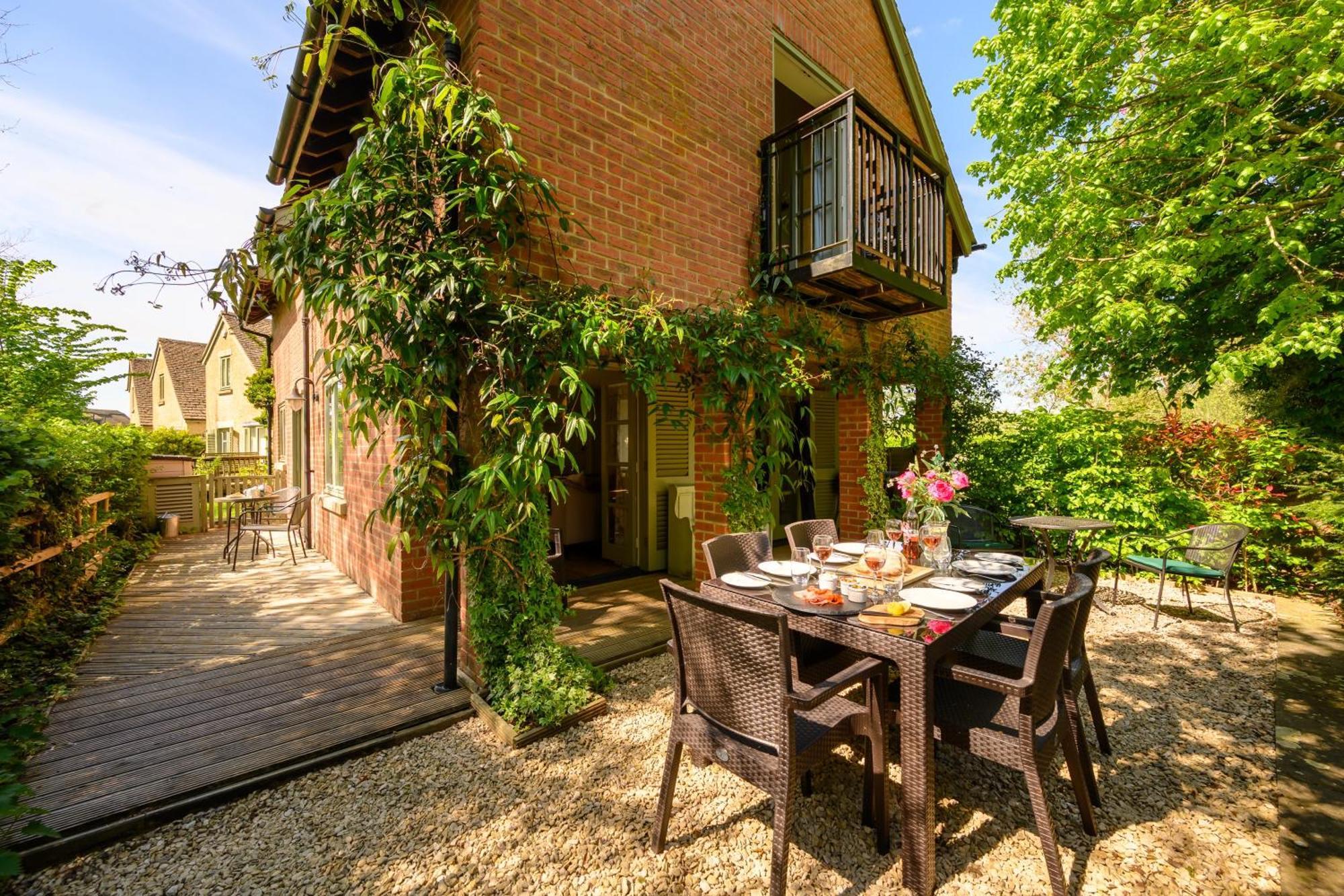 Cosy Cotswold Lodge By Your Home Here - Summer Sale For 3 Plus Nights - Ideal For Families With Log-Burner, Spa, Private Parking And Heated Swimming Pools Ashton Keynes Extérieur photo