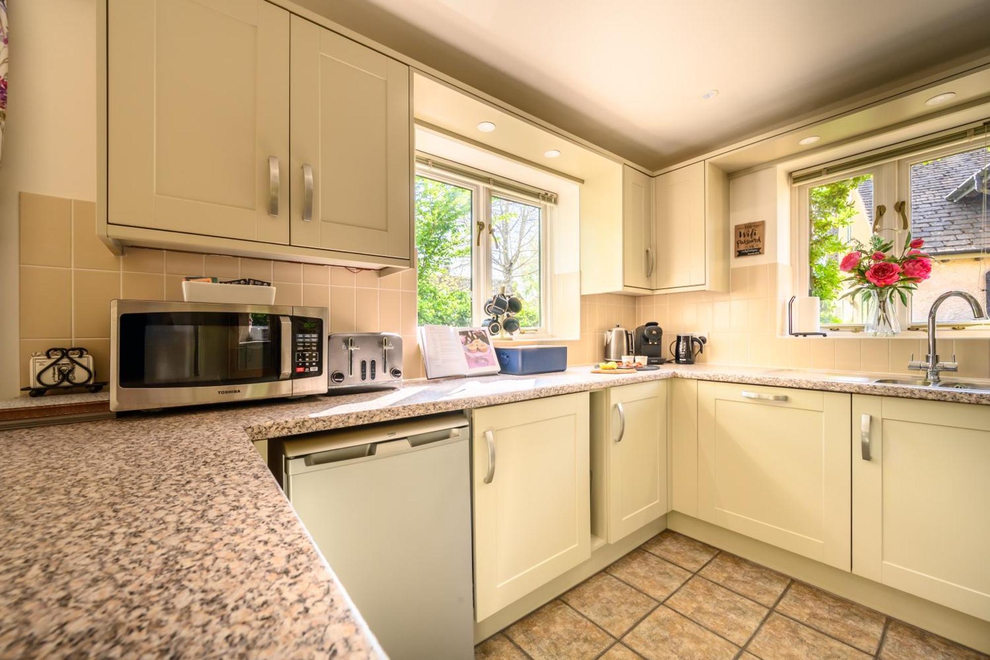 Cosy Cotswold Lodge By Your Home Here - Summer Sale For 3 Plus Nights - Ideal For Families With Log-Burner, Spa, Private Parking And Heated Swimming Pools Ashton Keynes Extérieur photo