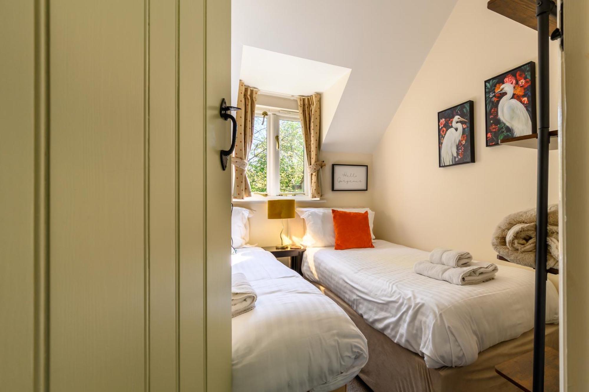Cosy Cotswold Lodge By Your Home Here - Summer Sale For 3 Plus Nights - Ideal For Families With Log-Burner, Spa, Private Parking And Heated Swimming Pools Ashton Keynes Extérieur photo