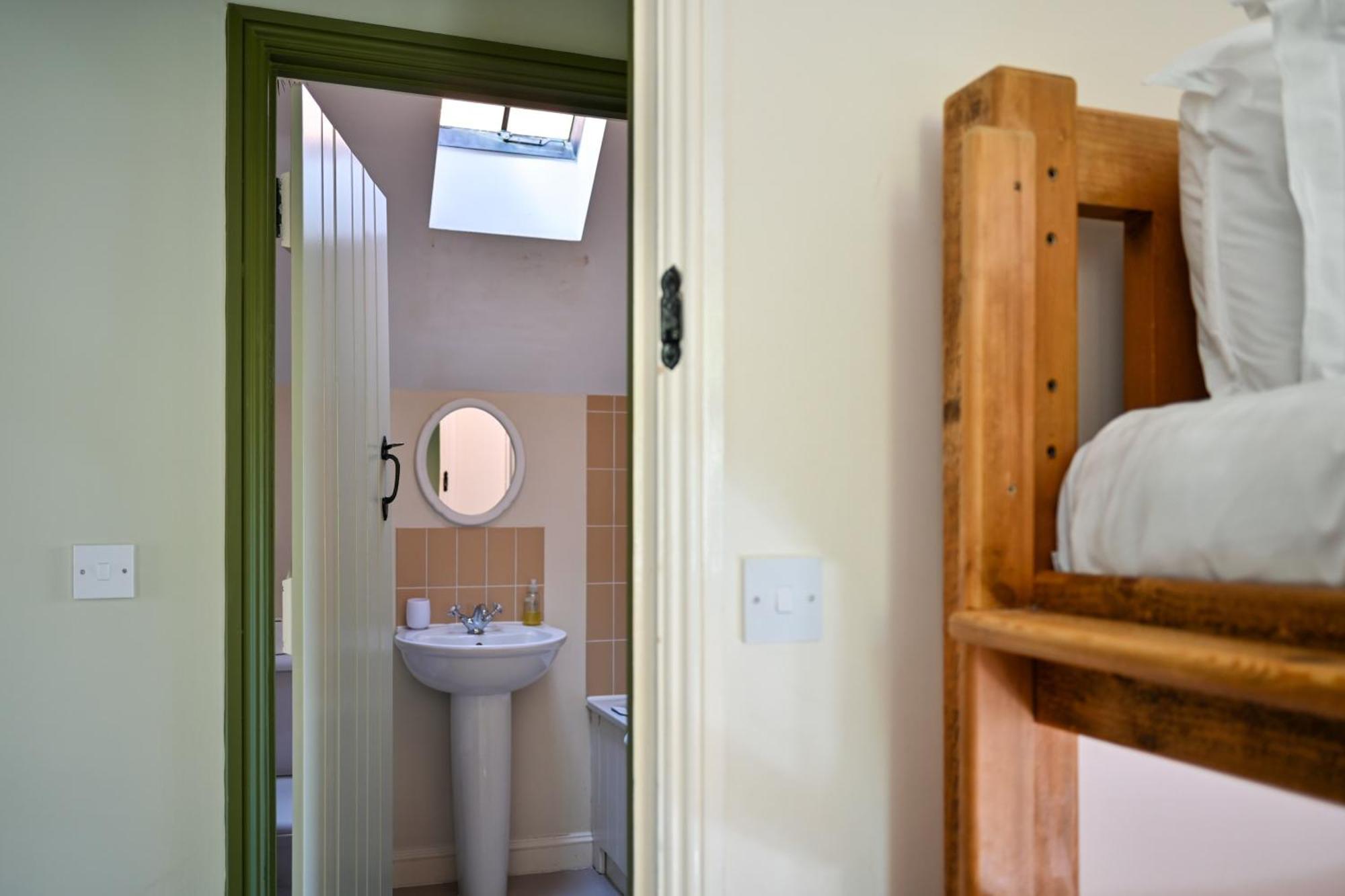Cosy Cotswold Lodge By Your Home Here - Summer Sale For 3 Plus Nights - Ideal For Families With Log-Burner, Spa, Private Parking And Heated Swimming Pools Ashton Keynes Extérieur photo